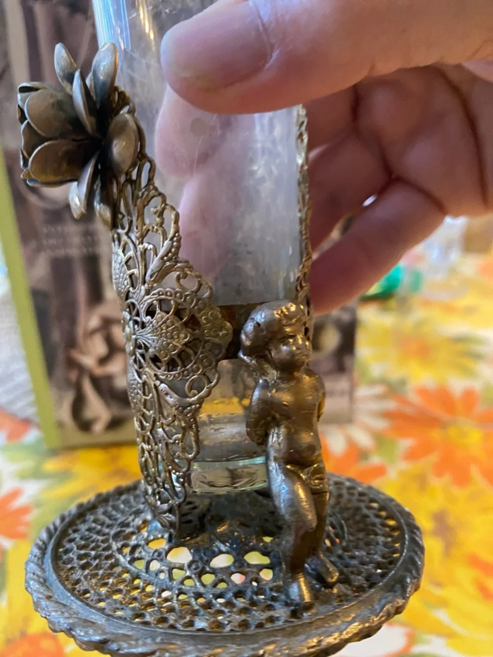 Vintage filigree, gold tone, metal cherubs angels on crumpet fluted glass vase - Picture 10 of 13